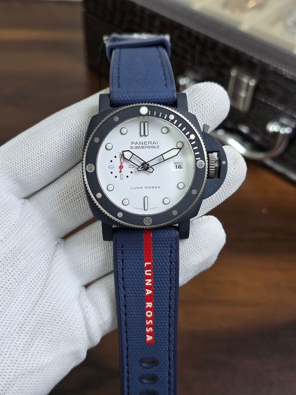 Panerai Submersible QuarantaQuattro Luna Rossa Ti-Ceramitech (PAM01543)