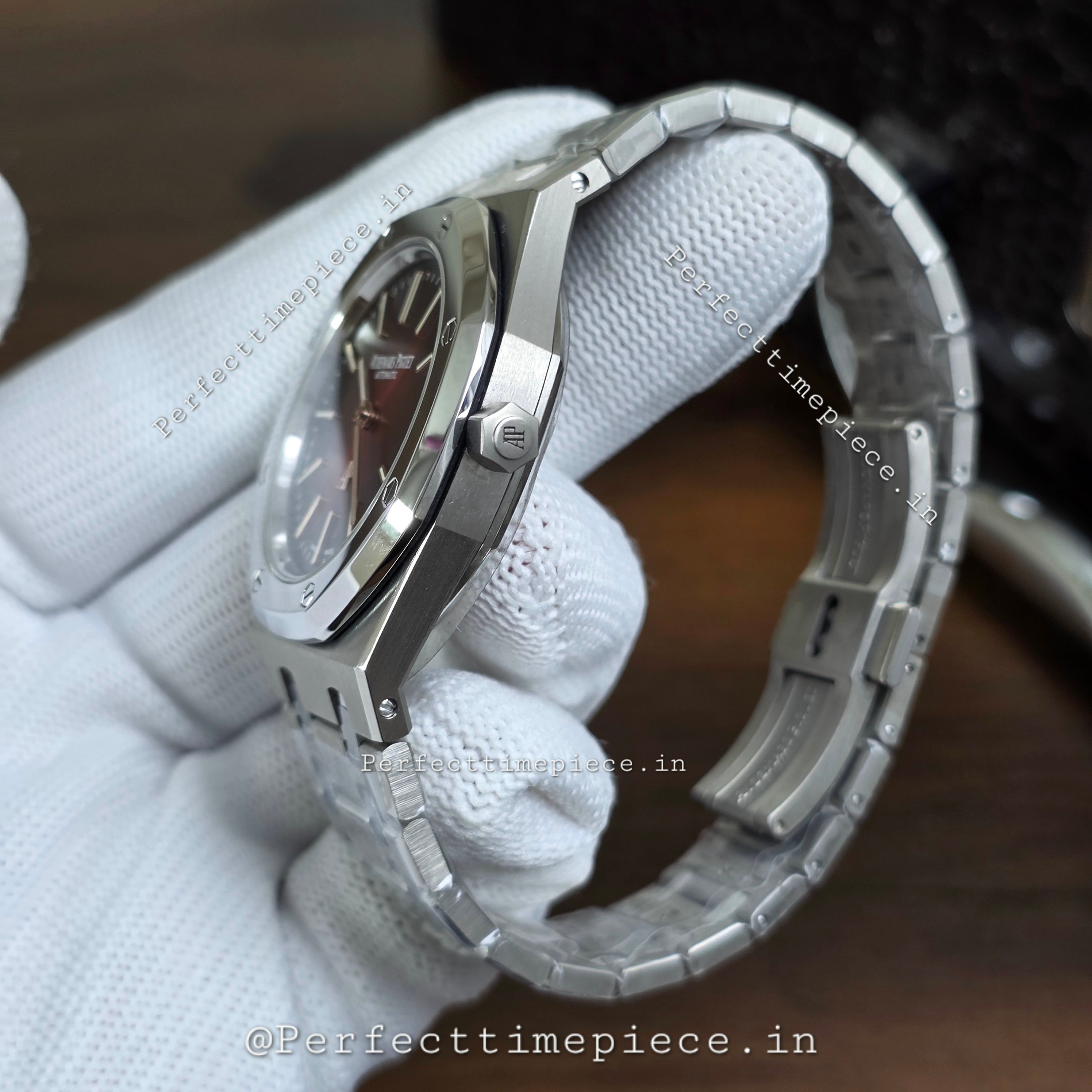 Audemars Piguet Royal Oak
“Jumbo” Extra-Thin
Ref. 16202XT.OO.1240XT.01 SWISS EETA (ZF MODEL)