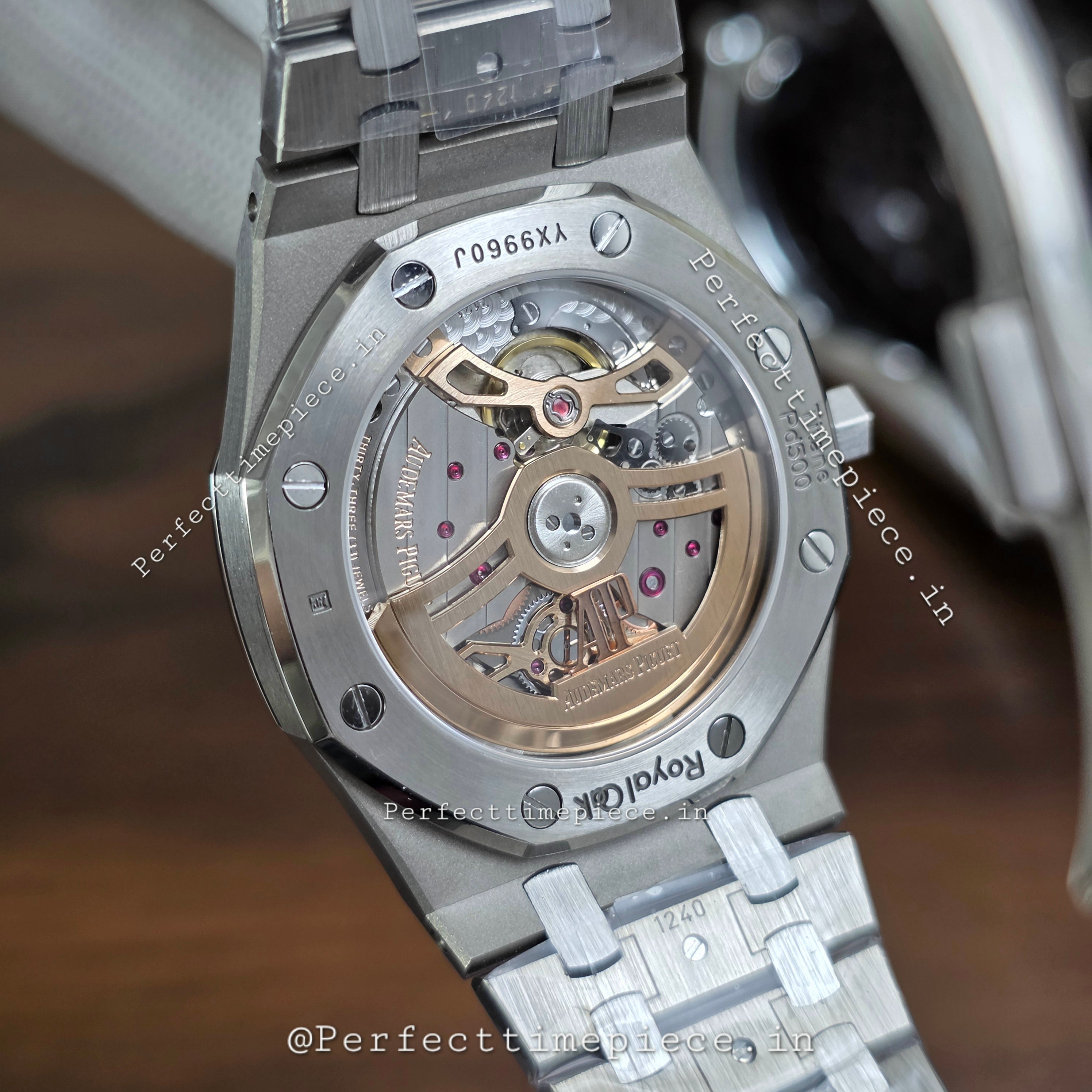 Audemars Piguet Royal Oak
“Jumbo” Extra-Thin
Ref. 16202XT.OO.1240XT.01 SWISS EETA (ZF MODEL)
